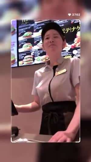 잘생긴 남자를 본 맥도날드 여자 알바