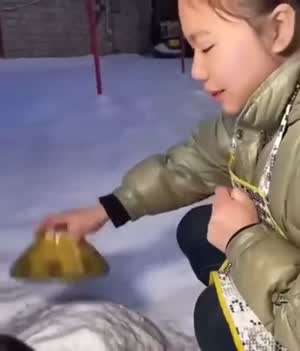 스노우 볼을 만드는 소녀