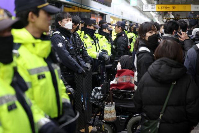 [속보] 4호선 혜화역 집회·시위로 무정차 통과