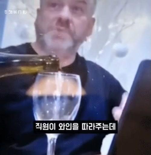 그만 달라는 데 막무가내로 주는 식당 직원