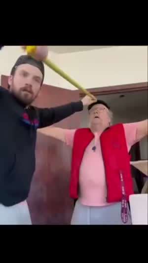 할아버지 놀리기